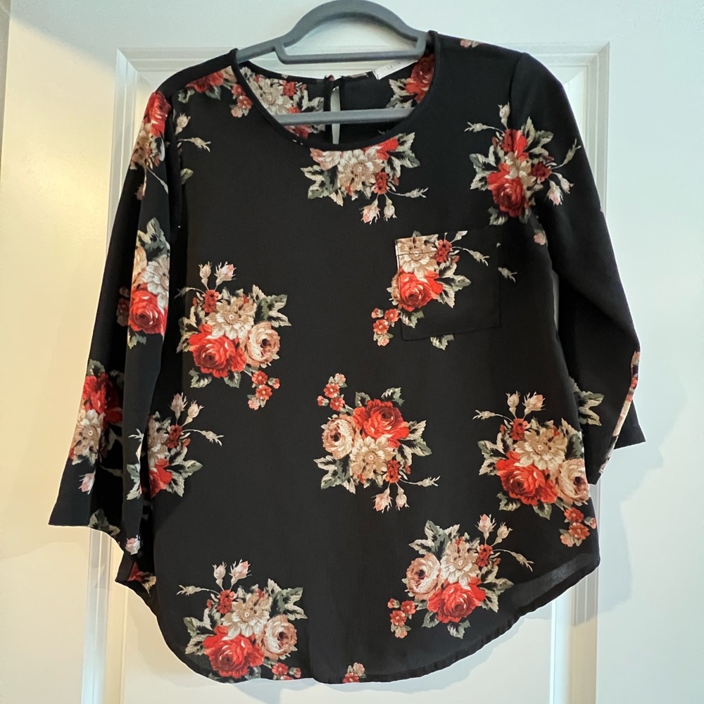 Flowy lightweight top for work